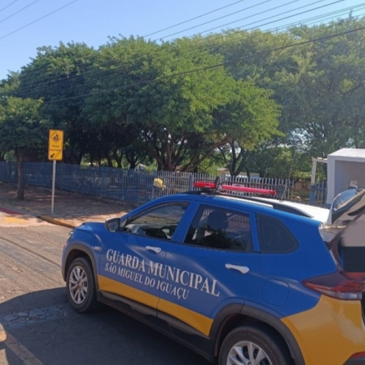 Guarda Municipal conduz homem flagrado fumando maconha em frente a escola Municipal