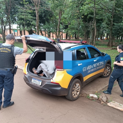 Guarda Municipal de São Miguel do Iguaçu conduz homem por posse de droga em frente ao colégio