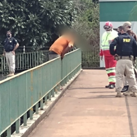 Homem ameaça se jogar de passarela na entrada de Foz do Iguaçu