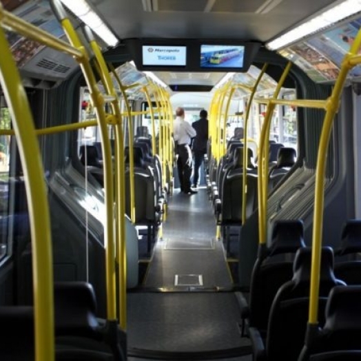 Homem ataca passageiros com faca em ônibus após freada e polícia acredita em surto