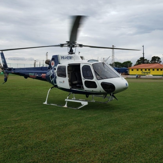 Homem atingido por árvore é transportado pelo helicóptero do Consamu