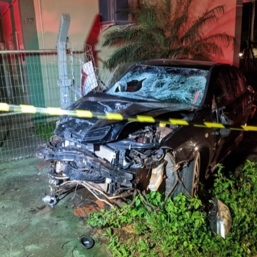 Homem atropela duas pessoas e em seguida corta os próprios pulsos no oeste