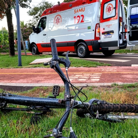 Homem cai de bicicleta e é socorrido pelo SAMU em Santa Helena