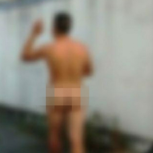 Homem é flagrado nu após ser obrigado a deixar roupas como garantia de pagamento em bar