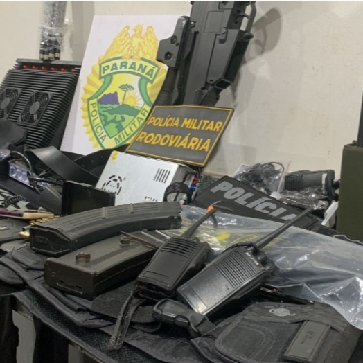 Homem é preso com mala recheada de equipamentos táticos de polícia na PR 180