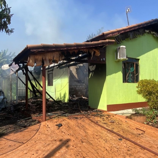 Homem esfaqueia a mulher, ateia fogo na casa e comete suicídio, em Santa Helena