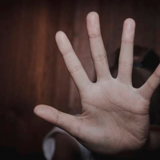 Homem morde rosto da esposa durante discussão