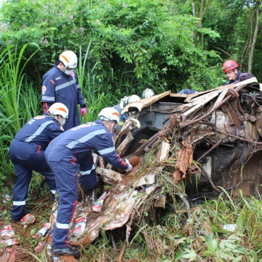 Homem morre após caminhão de leite ficar sem freio e tombar na PR 488 em Santa Helena