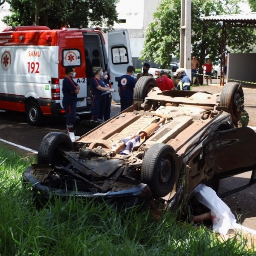 Homem morre após capotar veículo na Rua da República, no Parque Presidente em Foz