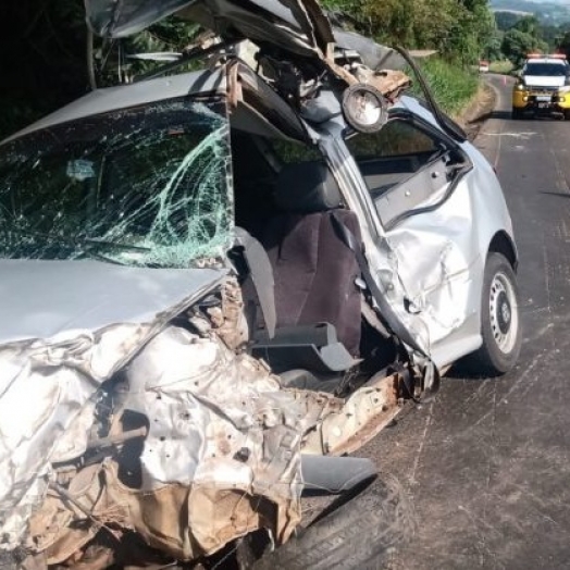 Homem morre em acidente entre carro e caminhão na PR-280