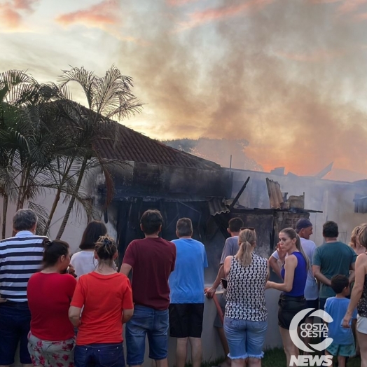 Incêndio atinge quatro imóveis no centro de Medianeira