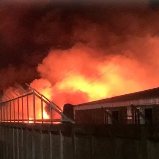 Incêndio consome fabrica de roupas na BR 277 em Cascavel