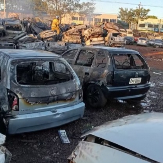 Incêndio de grandes proporções destrói mais de 100 veículos no pátio do Detran em Cascavel