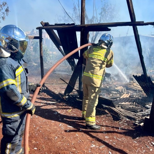 Incêndio destrói casa de madeira em assentamento na BR-277