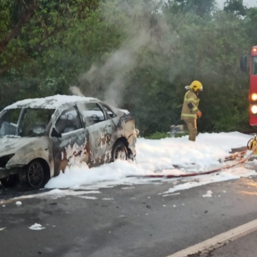 Incêndio destrói veículo na BR 163 entre Toledo e Marechal C. Rondon