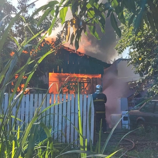 Incêndio é registrado em imóvel em Santa Helena