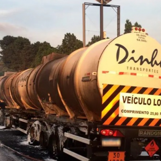 Incêndio em caminhão-tanque bloqueia BR-277, no Orleans