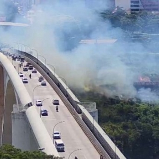Incêndio em vegetação queimou fios e deixou prejuízo de R$ 60 mil na Ponte da Amizade