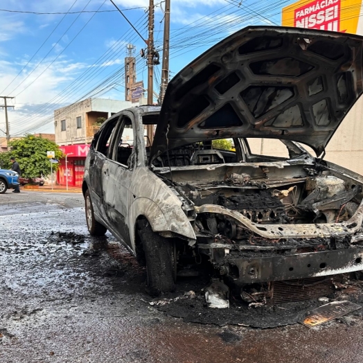 Incêndio destrói Ford Focus no centro de São Miguel do Iguaçu