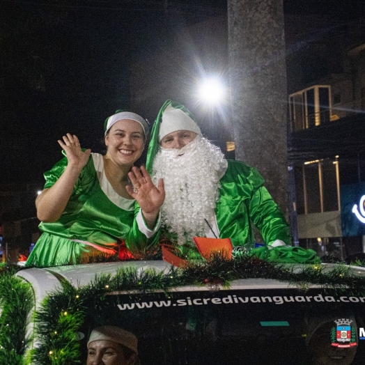 Invasão dos Papais Noéis anima a noite em Medianeira
