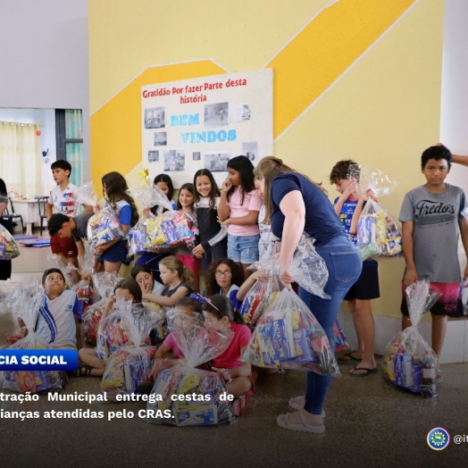ITAIPULÂNDIA: Administração Municipal entrega cestas de natal a crianças atendidas pelo CRAS