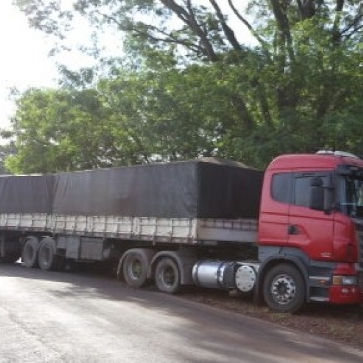 Itaipulândia: Caminhão Bitrem carregado de soja tenta subir pela Estrada da Santa