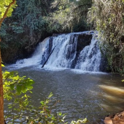 Jovem de 20 anos morre após se afogar enquanto mergulhava em cachoeira no Paraná
