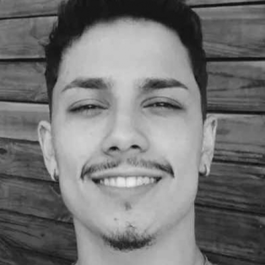 Jovem de 21 anos morre após acidente entre moto e caminhão