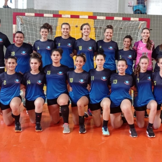 Júlia Schuvank Maculan e Maria Isabel Freitas Medina se preparam para o Campeonato brasileiro de handebol