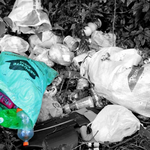 Lixo é descartado irregularmente em rio e margens de estradas em Itaipulândia
