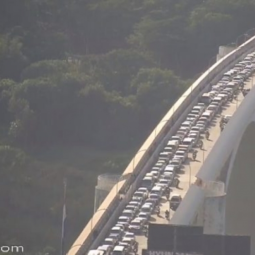 Manifestação causa congestionamento na Ponte da Amizade