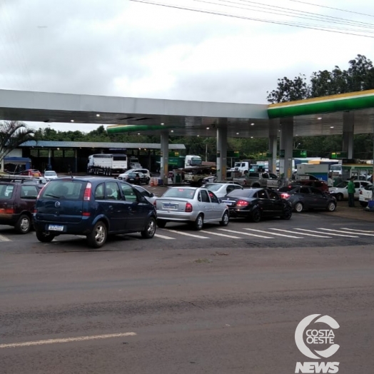 Procura por combustíveis deixa trânsito caótico em Medianeira e filas quilométricas em São Miguel