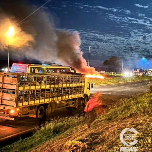 Manifestantes voltam a se reunir em frente ao CTG em Medianeira
