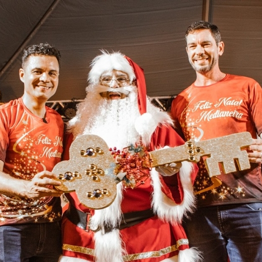 Medianeira abre oficialmente a programação de Natal com entrega da chave da cidade ao Papai Noel