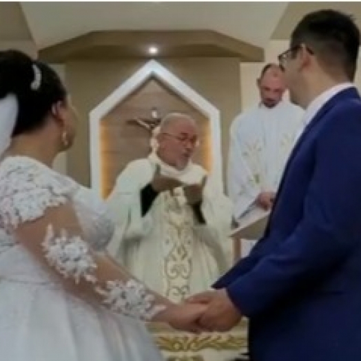 Medianeira: Casal de surdos tem casamento celebrado em libras