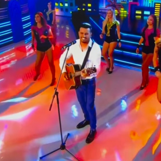 Medianeirense brilha no programa do Ratinho e conquista jurados