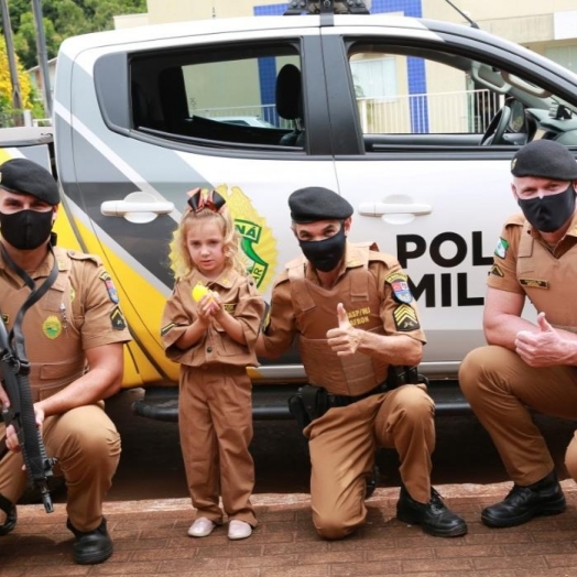 Menina fã da Polícia Militar ganha farda de presente em Missal