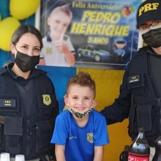 Menino recebe visita surpresa da PRF no seu aniversário