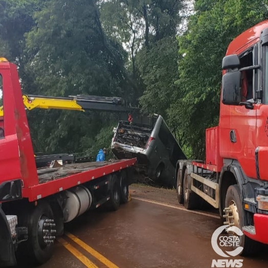 Micro-ônibus de Pato Bragado é retirado do local do acidente