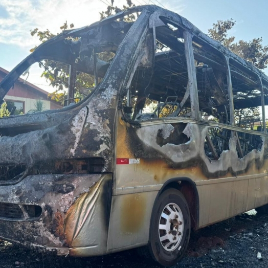 Micro-ônibus é destruído em incêndio em Santa Helena