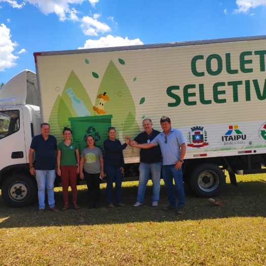 Missal recebe caminhão Baú para coleta seletiva de Materiais Recicláveis