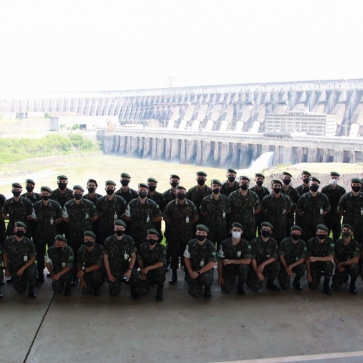 Monitores e Atiradores do Tiro de Guerra 05-018 realizam visita à Itaipu Binacional