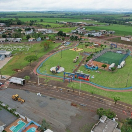 Montagem da 1ª Expolândia marca início das comemorações pelos 33 anos de Itaipulândia