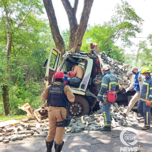 Morador de Itaipulândia fica preso às ferragens de caminhão em acidente na PR 497, em São Miguel do Iguaçu