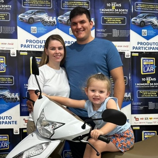 Morador de São Miguel do Iguaçu ganha moto 0km em sorteio do LAR supermercados
