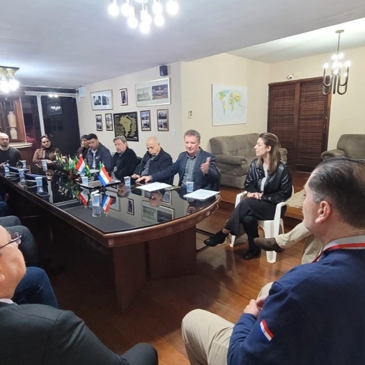 Moradores de Foz entregam 500 assinaturas ao Consulado do Paraguai contra poluição sonora na fronteira