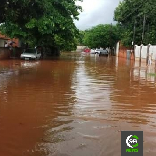 Moradores de Guaíra registram ruas alagadas pela chuva