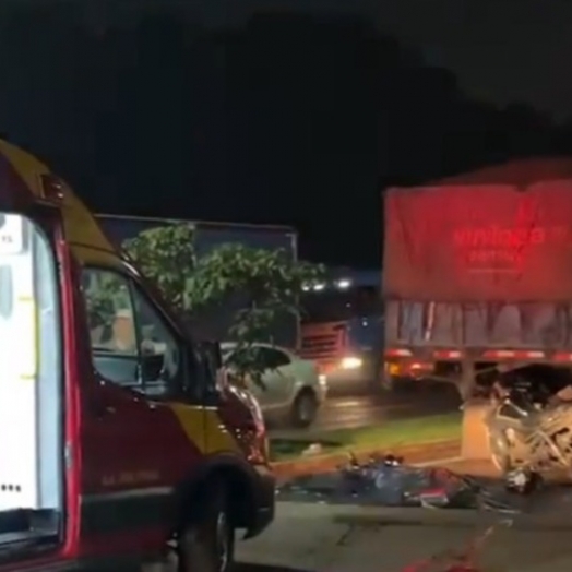 Motociclista morre após bater em traseira de carreta na Avenida Paraná, em Foz do Iguaçu