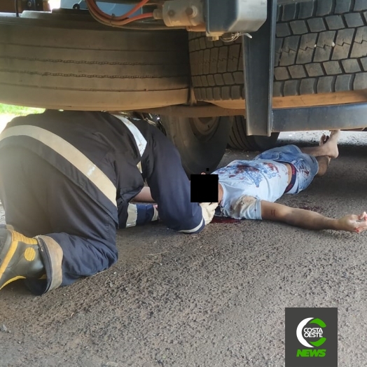 Motociclista para embaixo de carreta após colidir em veículo em Santa Helena