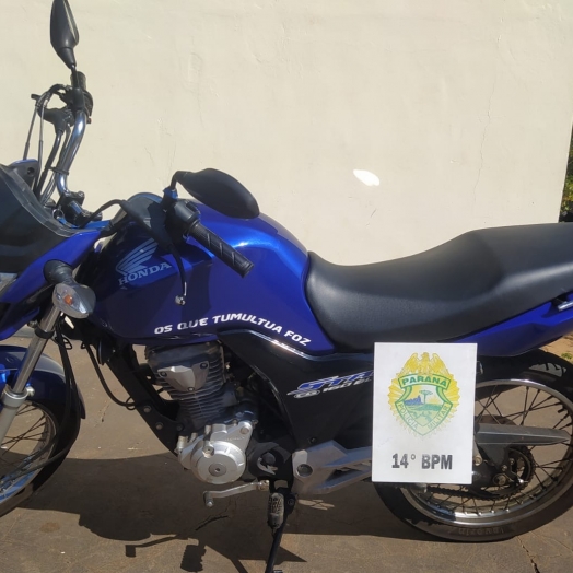 Motociclista praticando 